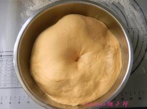 面团在室温下发酵两倍大；