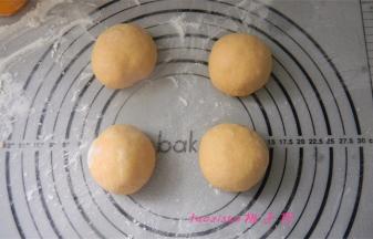 将面团排气后，分割每个65克的小面团，滚圆，静置15分钟；