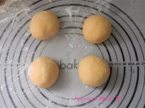 将面团排气后，分割每个65克的小面团，滚圆，静置15分钟；