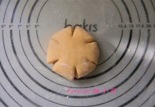 包好红豆馅后，封口朝下，略压扁，用刀切出如图几瓣或按自己喜好切多瓣；