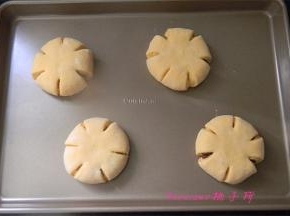 将面包胚放入烤盘里进行二次发酵，室温下发酵1个小时后，