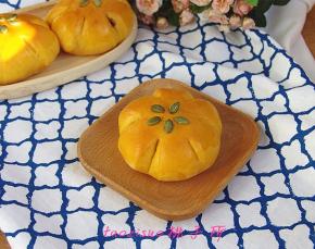 刷蛋液，放上几个南瓜籽装饰，入烤箱180度，烤制20分钟上色即可。