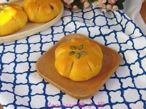 刷蛋液，放上几个南瓜籽装饰，入烤箱180度，烤制20分钟上色即可。