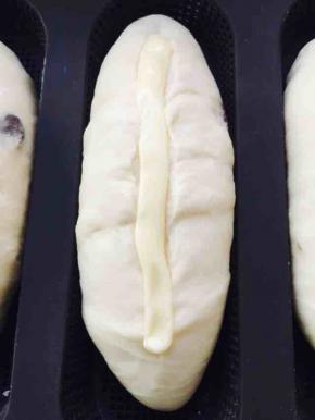 黄油室温软化，装入裱花袋，挤一条黄油在割口处