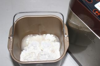 除了黄油外的所有材料，全部放进东陵面包机内桶，开启和面程序，设置时间20分钟。