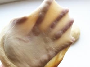 面团达到完全扩展状态，可以拉出手套膜，而且非常听话，很容易擀开。丹麦面包，因为只有一次发酵，所以面团一定要揉到位，不然叠被子的时候不容易擀开。