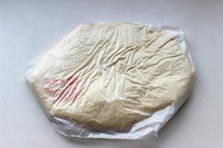 用保鲜膜包起来放冰箱急冻15分钟，急冻是为了让面团和黄油的硬度同意，不然待会擀的时候会分层，也容易擀破。