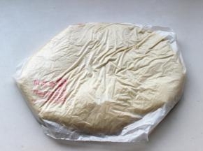 用保鲜膜包起来放冰箱急冻15分钟，急冻是为了让面团和黄油的硬度同意，不然待会擀的时候会分层，也容易擀破。