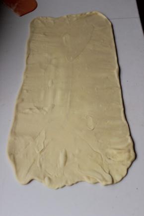 擀开成长方形。