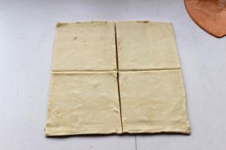 用锋利的刀子切去四个边，分割成10cm的正方形面片，总共做了8个风车。