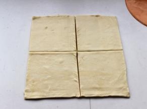 用锋利的刀子切去四个边，分割成10cm的正方形面片，总共做了8个风车。