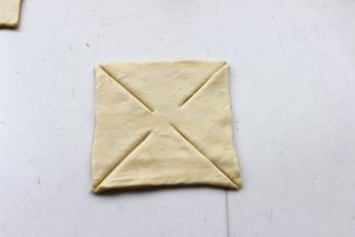 对角切开，中间不要切断。
