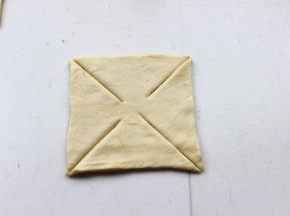 对角切开，中间不要切断。