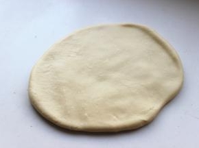 拍成厚片。用保鲜膜包起来放冰箱急冻15分钟，急冻是为了让面团和黄油的硬度同意，不然待会擀的时候会分层，也容易擀破。