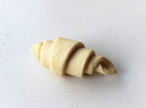 底部中间剪一个口，然后向上卷起，最终如图的样子。
