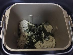 面包机的肉松程序还有3分钟的时候，把之前准备好的海苔和芝麻一起放入面包机桶内