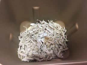 炒干水分的肉放入面包机桶里，加入适量的盐、生抽，芝麻香油（小月龄的宝宝可以不放）