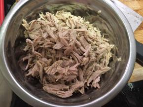 沥干水分的肉用手撕成一条条的（这里也可以用擀面杖擀，把肉装进保鲜袋，在进行擀碎）