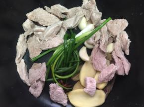 清洗干净的肉和准备好大料一起放电饭煲（小月龄的宝宝可以只用放生姜就可以，主要是去除肉的腥味）