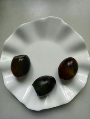 皮蛋去壳凉开水洗净