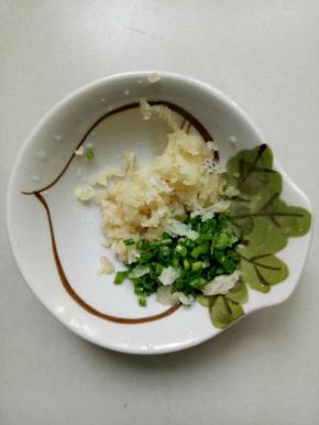 葱切葱花，蒜压成泥备用