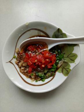 加入生抽2茶匙，糖1茶匙，醋1茶匙，剁椒2茶匙，香油半茶匙，鸡精1小勺调拌均匀