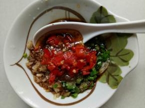 加入生抽2茶匙，糖1茶匙，醋1茶匙，剁椒2茶匙，香油半茶匙，鸡精1小勺调拌均匀