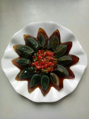 浇在摆好的皮蛋上