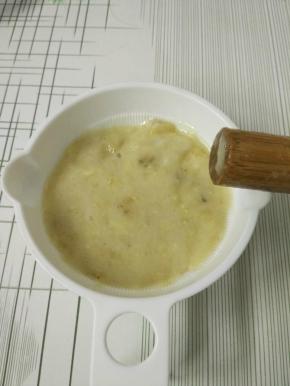 香蕉用擀面杖捣碎，变成糊状。