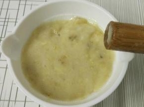 香蕉用擀面杖捣碎，变成糊状。