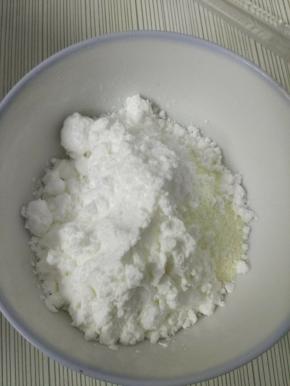 奶粉25克，糖粉10克，玉米淀粉15克放在一个容器里，过筛备用。