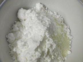 奶粉25克，糖粉10克，玉米淀粉15克放在一个容器里，过筛备用。
