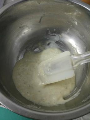 把香蕉泥放入蛋盆中，放入粉类混合物搅拌均匀，最好无颗粒状态，这样吃起来细腻点。