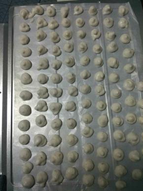 把两个蛋清放入另一个蛋盆中，用电动打蛋器把蛋白打发至干性打发，这两滴醋就是开始打蛋白的时候加的，为了去蛋腥味的。
打发好的蛋白霜分三次加入香蕉泥糊糊中，搅拌均匀。
把面糊装入一个裱花袋中，裱花嘴可以选择中号的六嘴裱花嘴，这时应该去预热烤箱了，100℃预热5分钟。再把面糊一个个挤在事先准备好的烤盘中，烤盘可以铺油纸或者油布，这个方子刚好可以挤两盘，放入烤箱中层，100℃烤60分钟，也可以100℃先烤30分钟，再80℃烤30分钟，看自己家的烤箱脾气。