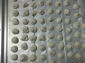 把两个蛋清放入另一个蛋盆中，用电动打蛋器把蛋白打发至干性打发，这两滴醋就是开始打蛋白的时候加的，为了去蛋腥味的。
打发好的蛋白霜分三次加入香蕉泥糊糊中，搅拌均匀。
把面糊装入一个裱花袋中，裱花嘴可以选择中号的六嘴裱花嘴，这时应该去预热烤箱了，100℃预热5分钟。再把面糊一个个挤在事先准备好的烤盘中，烤盘可以铺油纸或者油布，这个方子刚好可以挤两盘，放入烤箱中层，100℃烤60分钟，也可以100℃先烤30分钟，再80℃烤30分钟，看自己家的烤箱脾气。