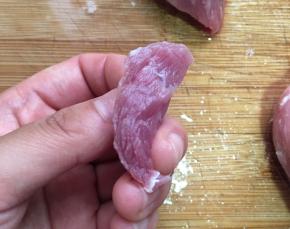 顺着肉的纹理切（这是顺纹理的）