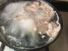 锅里丢2片生姜，把切好的肉丢进锅里去血水，水煮开后，捞出肉清洗干净
