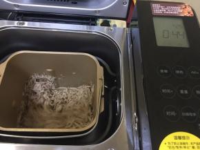 开启肉松功能45分钟（面包机没有肉松模式就用翻炒或者果酱模式）