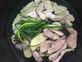 加入适量的水，水量刚好淹过肉即可，开启电饭煲炖汤模式，有高压锅的直接高压锅炖30-40即可