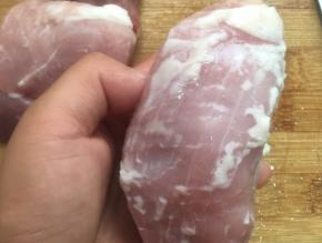 先用手撕去肉表面的白色筋