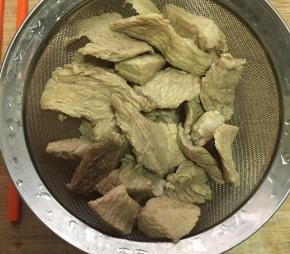 炖好的肉，捞出沥干水分备用