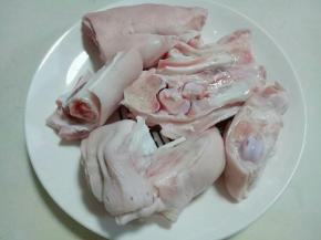 猪蹄，一切四，洗干净。(我超市买的，店员给切好的)