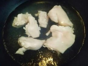 锅中加入清水，放入猪蹄，冷水入锅焯水，烧开即可捞出，冷水冲洗干净。