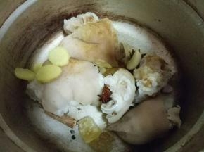 猪蹄放入高压锅，将调料加入。