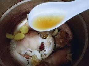 加入料酒，可以适当多加一些。