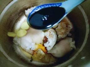 加入生抽(调味)