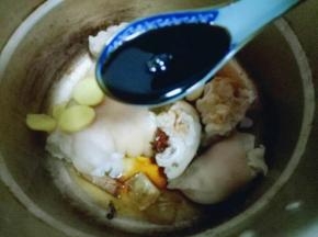 加入生抽(调味)