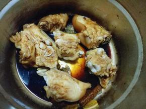 戴上一次性手套，用手搓猪蹄，腌制30分钟，这样会更入味。