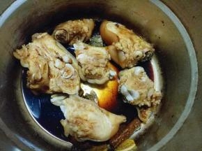 戴上一次性手套，用手搓猪蹄，腌制30分钟，这样会更入味。