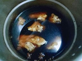 加入清水，没过猪蹄即可。